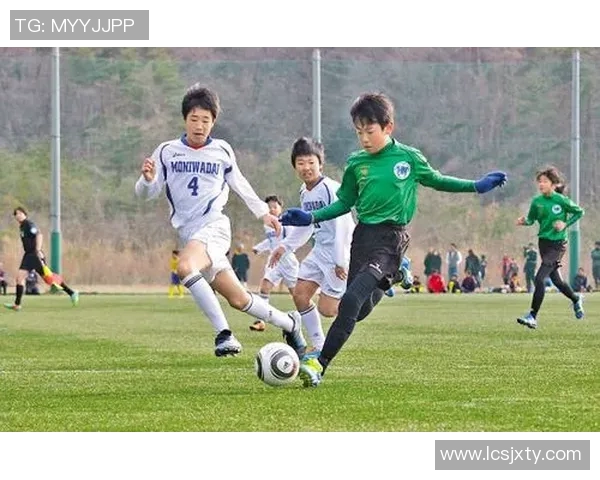 足球明星在绿茵场上挥洒汗水的素描艺术作品展示与创作技巧分享