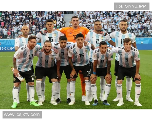 阿根廷足球明星在海边的悠闲时光与激情瞬间